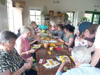 Menschen mit Demenz erfreuen sich am Naturhof Faßmannsreuther Erde