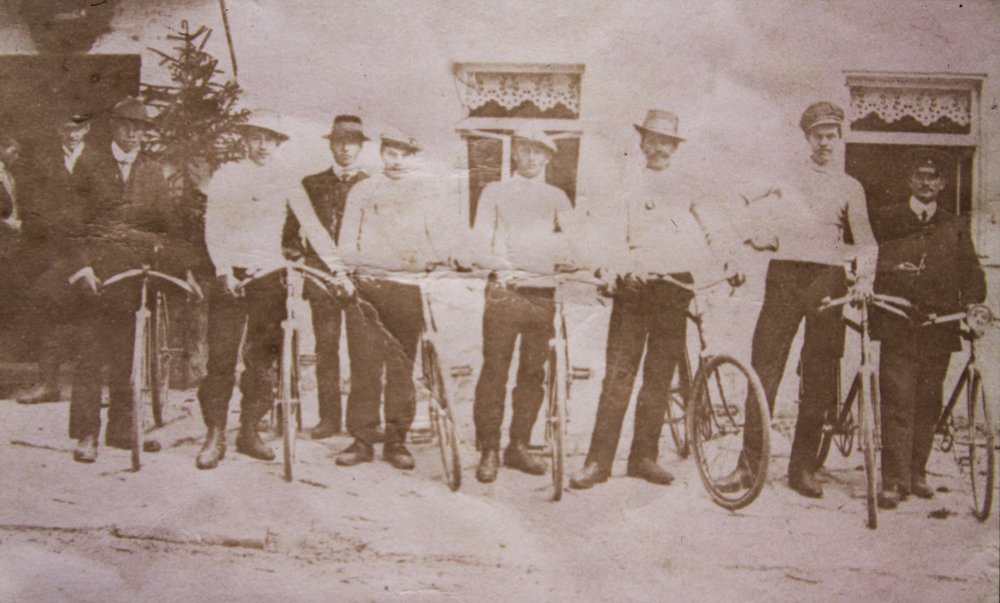 Das Bild zeigt die Fahrradgruppe des ASVs - damals noch Arbeiter-Sportverein - aus den 1930er Jahren, das dankenswerterweise von den Fotofreunden Leupoldsgrün zur Verfügung gestellt wurde. 