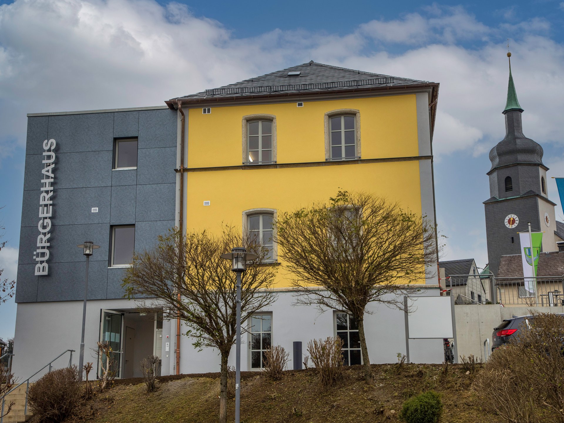 Das Bürgerhaus "Alte Schule" mit barrierefreiem Haupteingang (Ansicht Rathausplatz) Das Bürgerhaus "Alte Schule" mit barrierefreiem Haupteingang (Ansicht Rathausplatz)