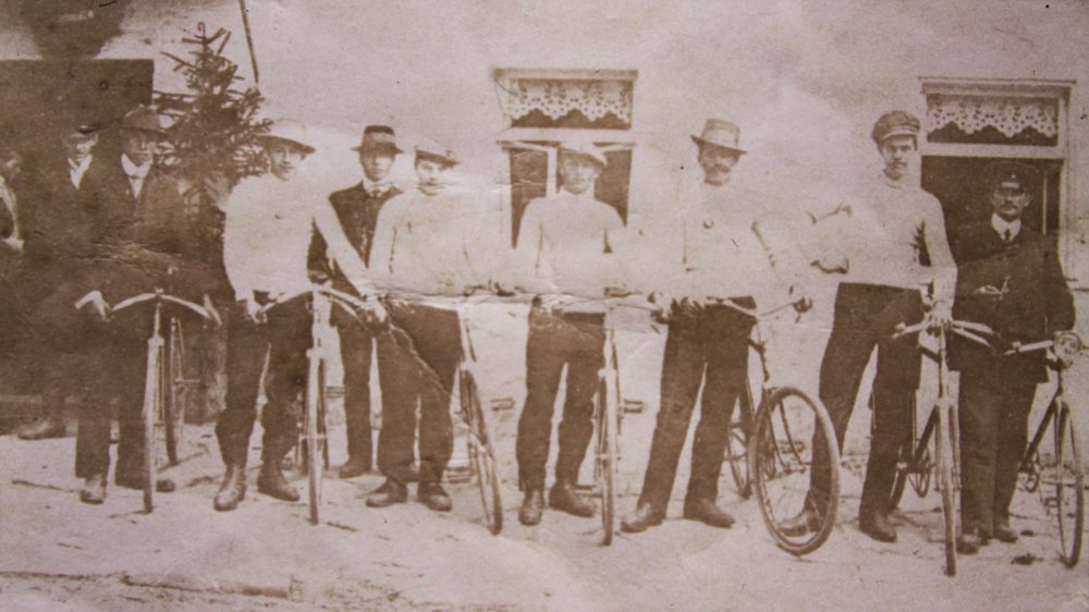 Das Bild zeigt die Fahrradgruppe des ASVs - damals noch Arbeiter-Sportverein - aus den 1930er Jahren, das dankenswerterweise von den Fotofreunden Leupoldsgrün zur Verfügung gestellt wurde.