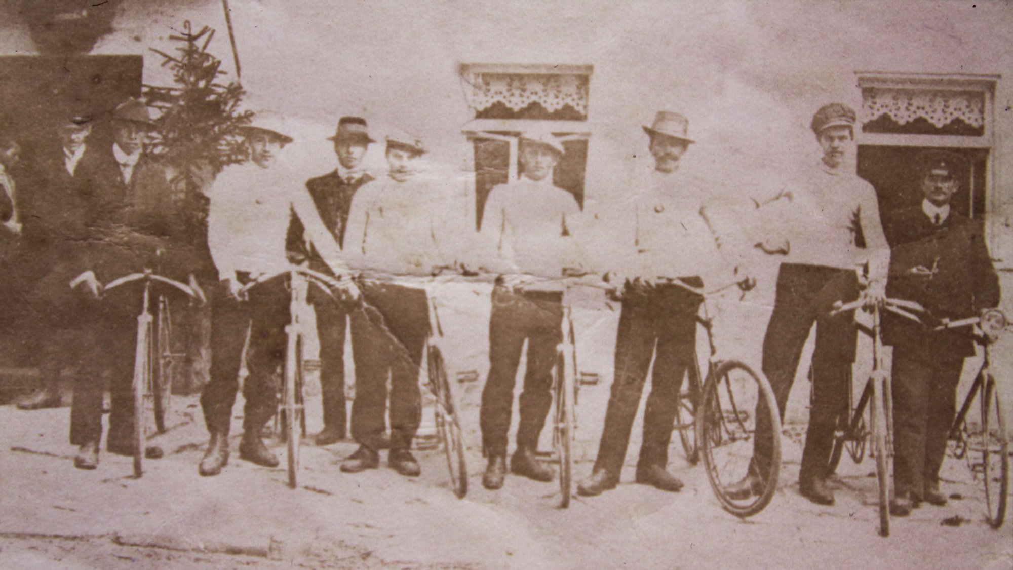 Das Bild zeigt die Fahrradgruppe des ASVs - damals noch Arbeiter-Sportverein - aus den 1930er Jahren, das dankenswerterweise von den Fotofreunden Leupoldsgrün zur Verfügung gestellt wurde.
