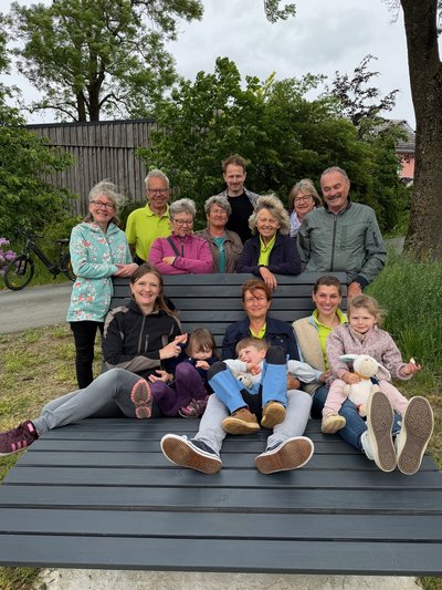 Die Gartenfreunde spenden eine Gartenliege an die Gemeinde Leupoldsgrün