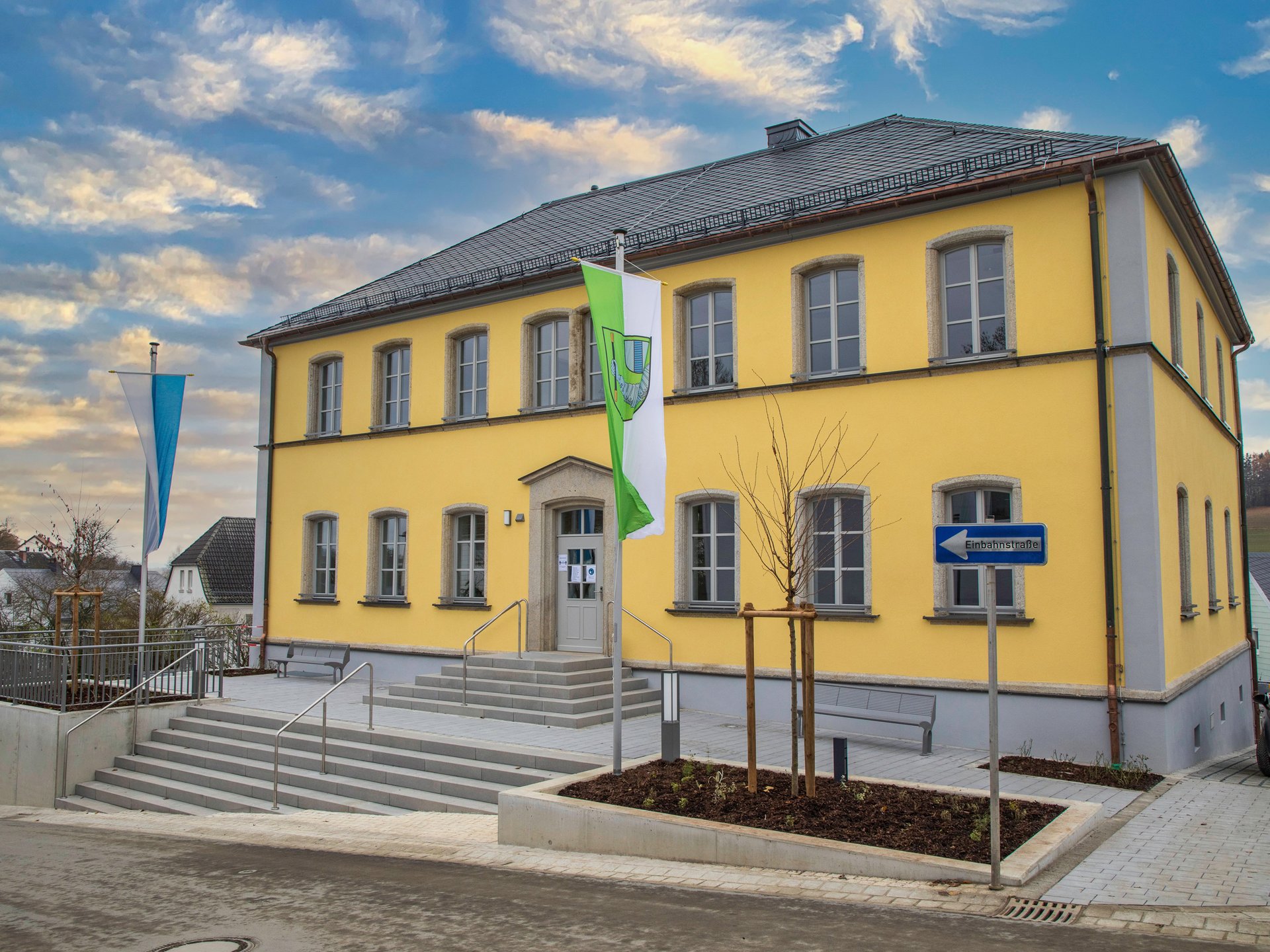 Das Bürgerhaus "Alte Schule" inkl. Rathaus (Ansicht Schulstraße) Das Bürgerhaus "Alte Schule" inkl. Rathaus (Ansicht Schulstraße)