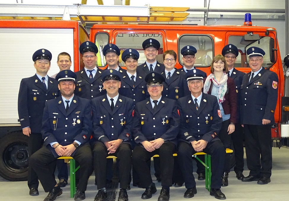 Die aktuelle Führungsmannschaft der Feuerwehr (seit 2016) sowie verdiente ehemalige Kommandanten und Vorsitzende  